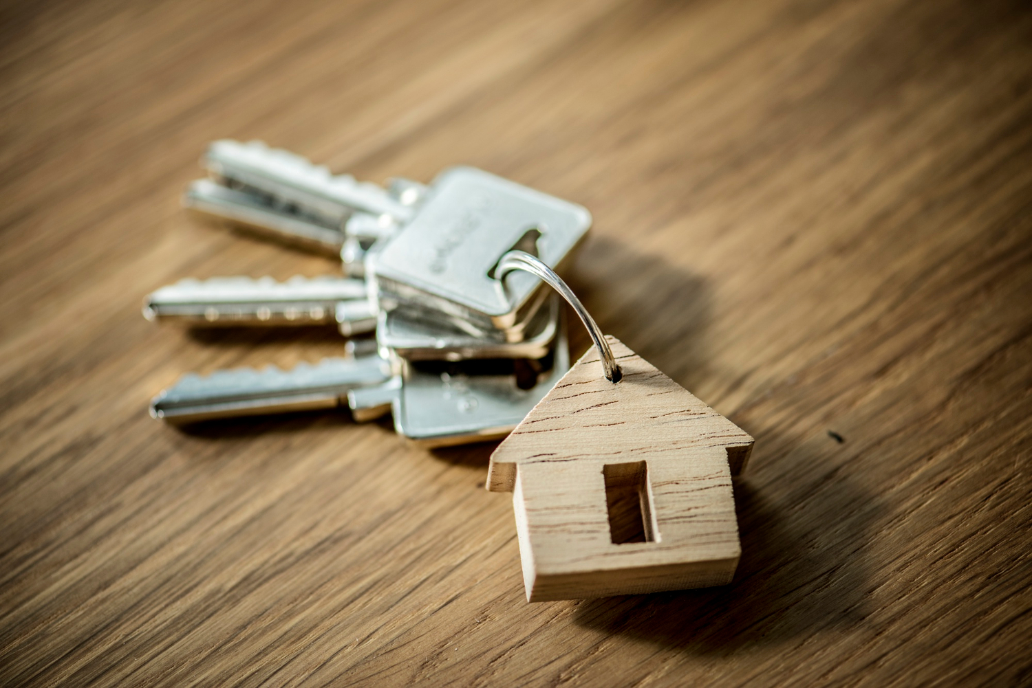Mise à plat du concept immobilier représenté par des clés accrochées à un porte clé en forme de maison