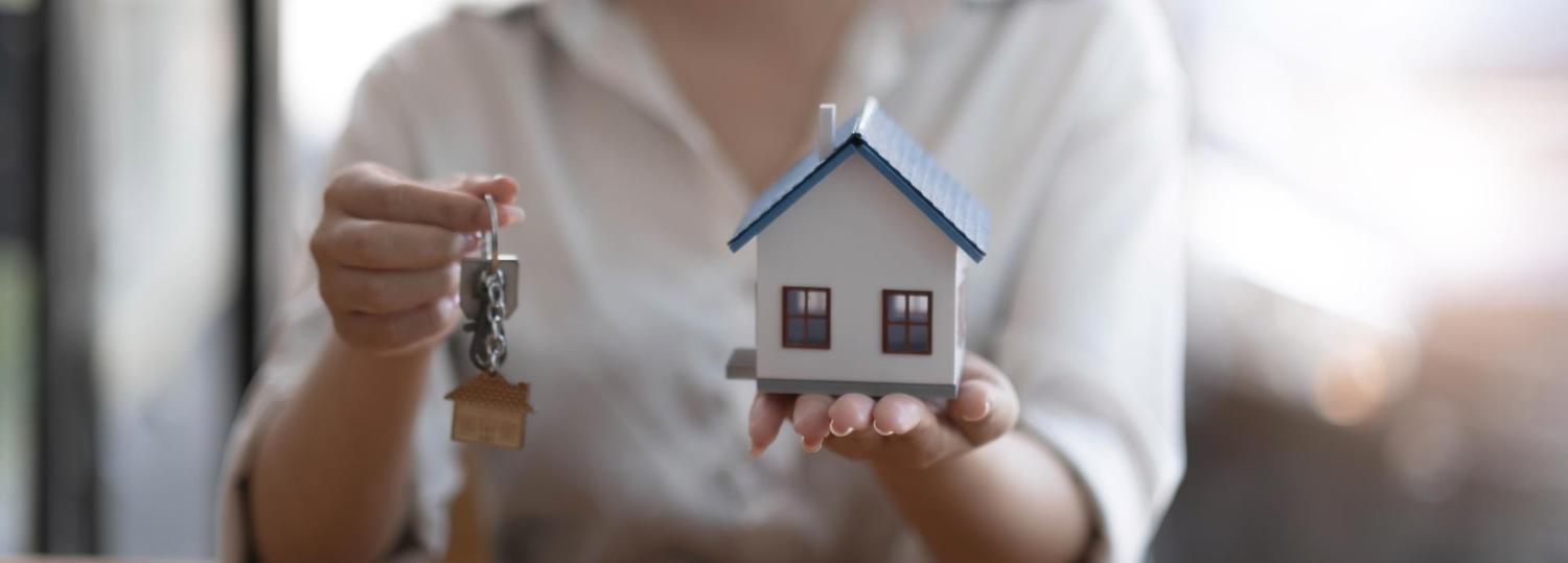 Modèle de maison et clé sur la table pour le concept financier et bancaire